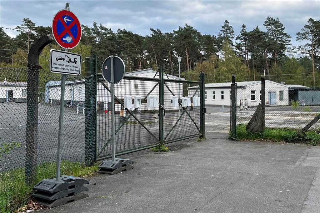 Der Abriss des ehemaligen Camps in Sythen hat begonnen Der Gitterzaun mit intakten Gebäuden dahinter