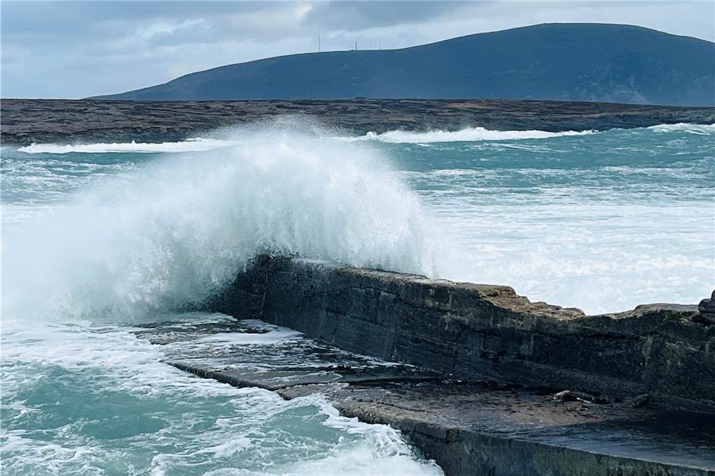 So erlebt Mareike Graepel den Sturm Éowyn in Irland Große Wellen an der Küste