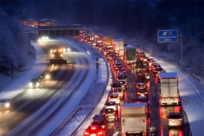 Schnee behindert den Verkehr in NRW So sah es am frühen Morgen auf der A 45 vor der Abfahrt Dortmund-Süd aus: Ein Schneepflug räumt die eisglatte Fahrbahn, auf der anderen Seite: Stau.
