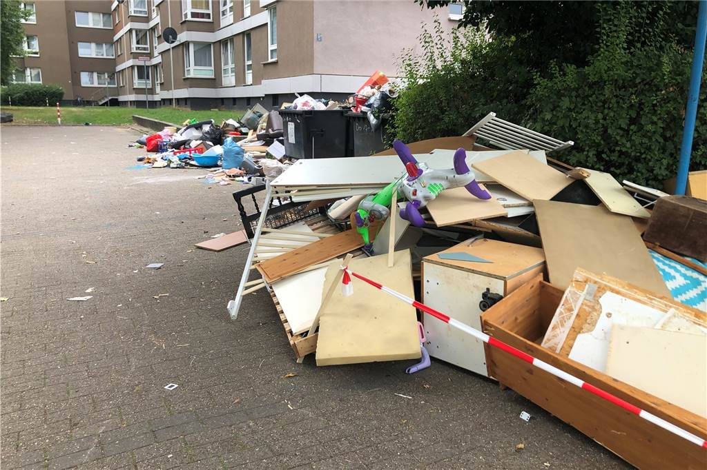 Aufräumen nach Müll-Chaos: Anwohner und Wohnungsfirmen sind entsetzt So sah es am Montagmittag noch an der Droote in Schanhorst-Ost aus