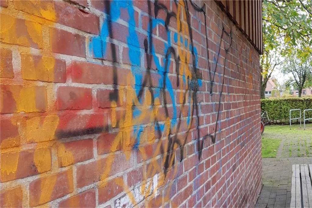 Trotz Vandalismus-Sorgen: Spielplätze sollen aufgewertet werden So sah es auch schon in der Stiege aus: Der Unterstand am Spielplatz wurde mit Schmierereien verunstaltet. Für die Beseitigung musste eine Spezialfirma anrücken.