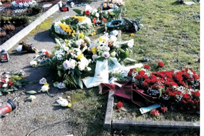 Verwüstung auf Friedhöfen: Zeuge liefert Hinweis auf Tatverdächtige So sah es auf dem Berghofer Friedhof aus: Viele Grabstellen waren verwüstet.