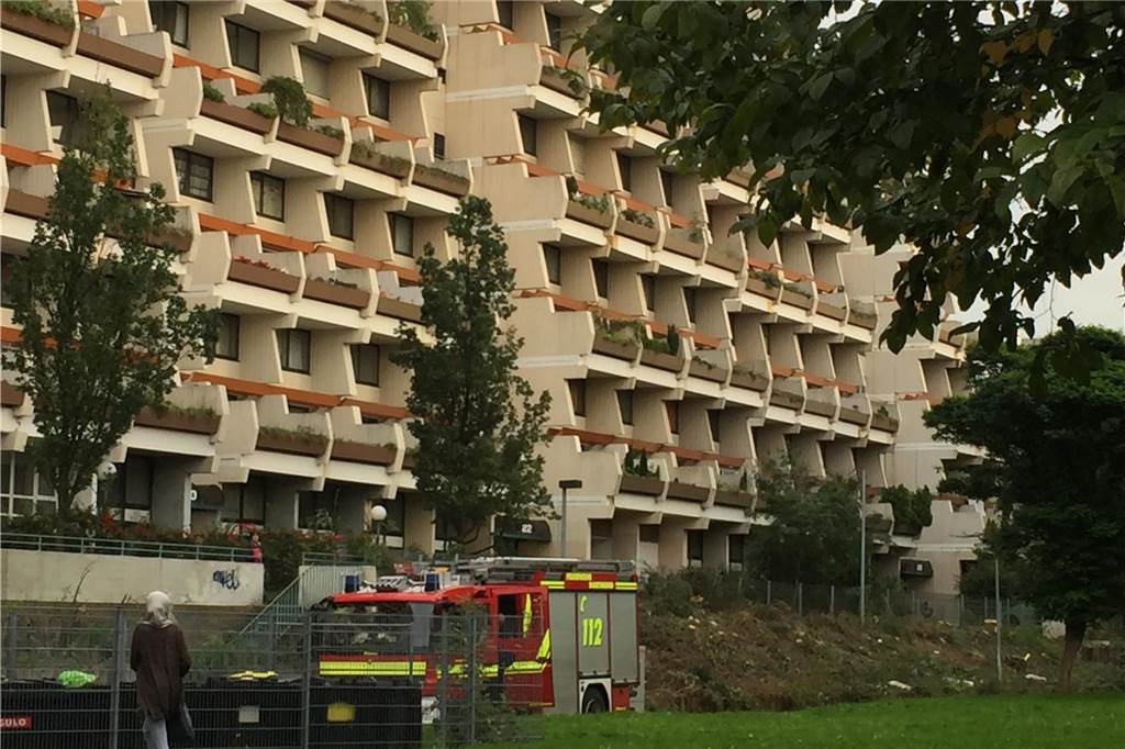 Im Hannibal tut sich endlich etwas: Neuer Eigentümer nennt Termin für Baustart So sah es aus am Tag nach der Räumung, am 22.9.2017: Die Feuerwehr stellte sicher, dass niemand ins Haus kam. Mittlerweile sind viele Fensterscheiben nicht mehr so intakt wie damals.