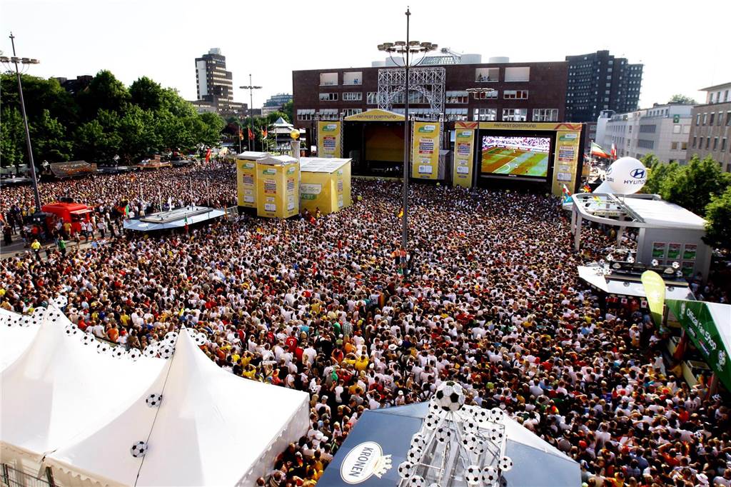 „Die Fußball-EM ist für Dortmund mega“: Hoffen auf wirtschaftliche Effekte So sah es bei der WM 2006 auf dem Friedensplatz aus.