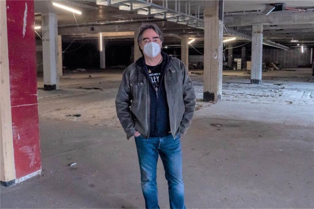 Mode im Marler Stern: Weg für neue Shops ist endlich frei So sah es bei unserem Besuch im März aus: MZ-Redakteur Patrick Köllner steht in der oberen Etage des ehemaligen Karstadt-Hauses in Marl. Das Areal ist knapp 6000 Quadratmeter groß.