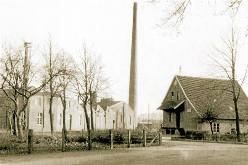 Deelmann schließt bis zum Jahresende So sah es früher an der Ramsdorfer Straße aus: links Deelmann, rechts die Bäuerliche Bezugs- und Absatzgenossenschaft. Foto: Archiv Heimatverein Südlohn.