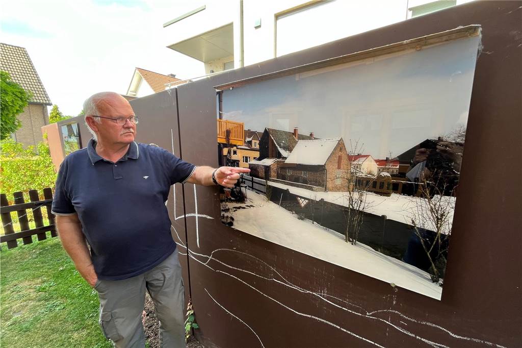 Jürgen Lube (64) scheitert mit Klage gegen Neubau: „Man hat keine Chance“ Jürgen Lube zeigt auf ein Bild des ehemaligen Hauses aus dem Jahr 1900.