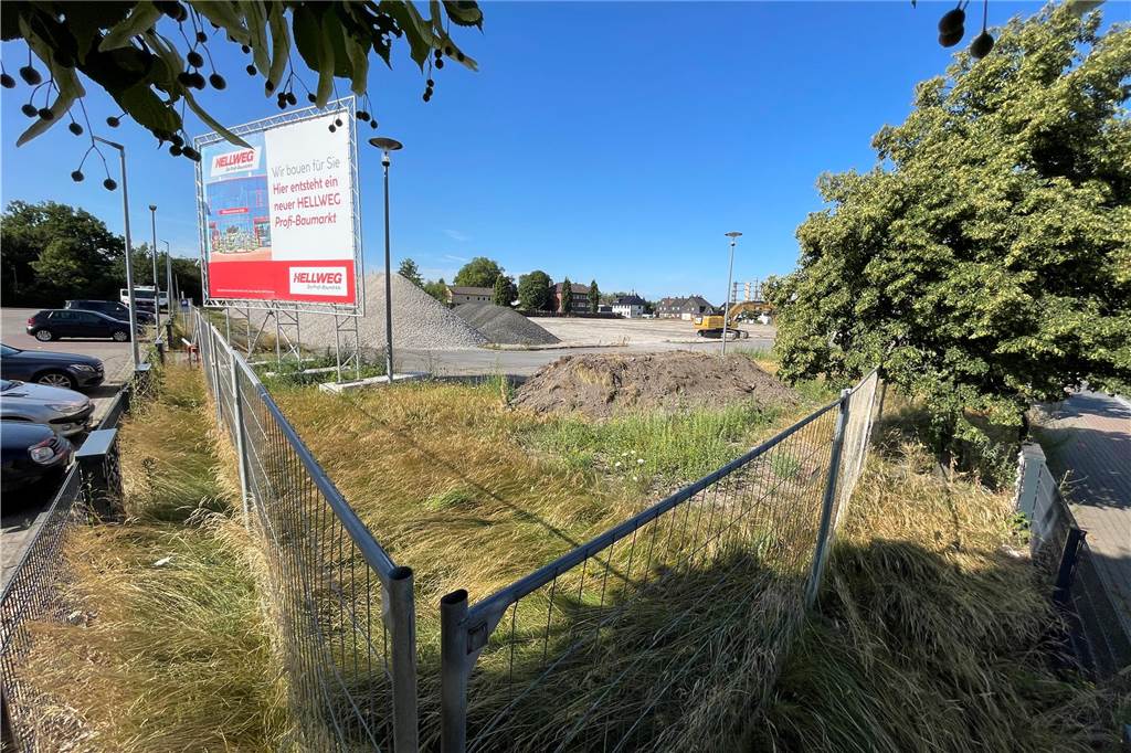 Noch nichts zu sehen vom neuen Hellweg, aber alle Seiten scheinen zufrieden So sah es im August 2023 vom Lidl-Parkplatz an der Siemensstraße aus aus. Seither ist auf dem Gelände, auf dem ein Hellweg gebaut werden soll, nicht viel passiert.