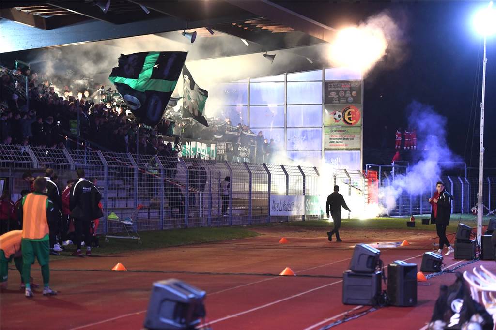 Sportgericht bittet Spvgg. Erkenschwick und Preußen Münster zur Kasse Fußball Westfalenpokal Achtelfinale 28. September 2022, Stimberg-Stadion Oer-Erkenschwick. Spvgg. Erkenschwick - SC Preußen Münster 5:4 nach Elfmeterschießen. Pyrotechnik auf Münsters Fantribüne.