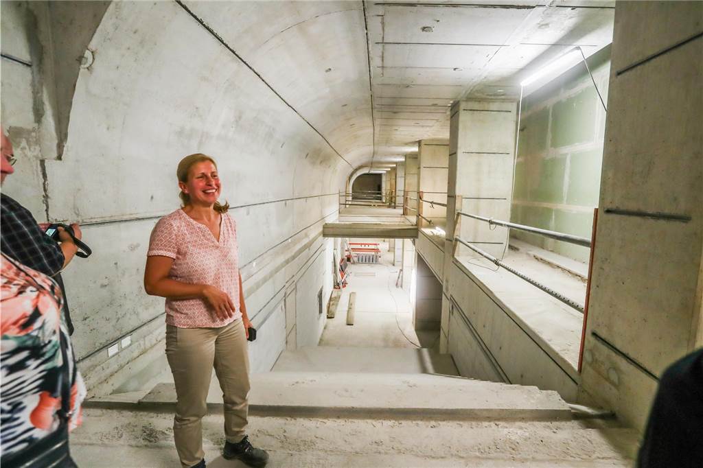 So sah es im Rohbau der Station hinter den Arbeitsschutzwänden vor zwei Jahren aus. Tiefbauamtsleiterin Sylvia Uehlendahl führte damals SPD-Politiker über die Baustelle.