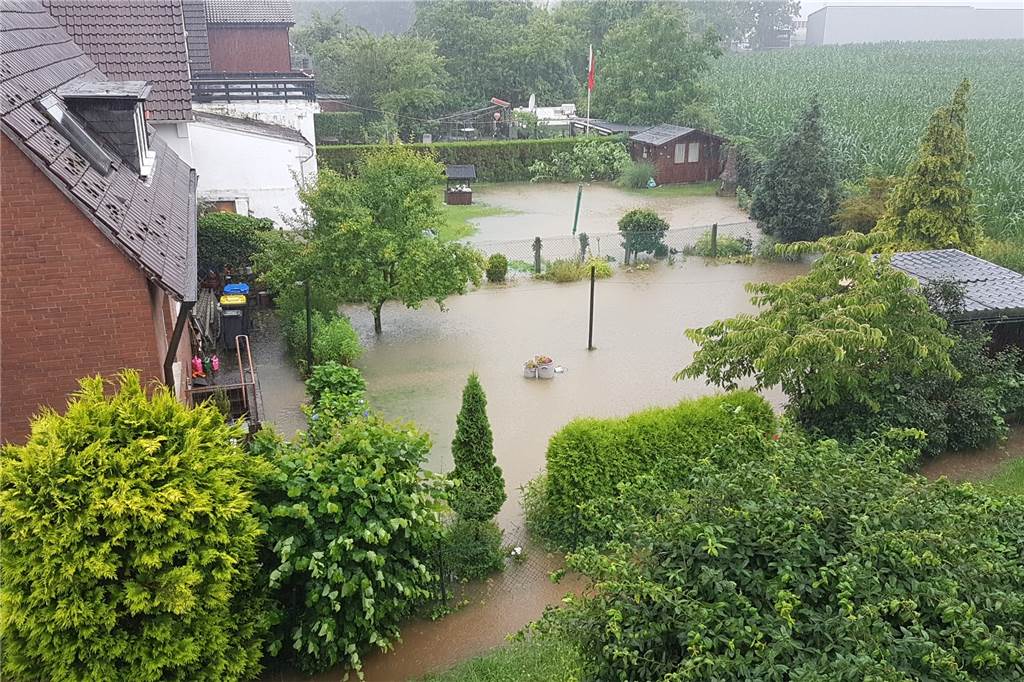 Neubaugebiet Baaken: Anwohner sehen Gefahren für ihre Häuser So sah es in den Gärten Noch ein überfluteter Garten. Das Bild ist ebenfalls an der Bellingheide entstanden.