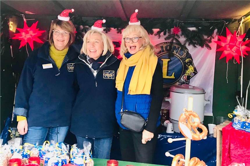 So sah es in den vergangenen Jahren auf dem Weihnachtsmarkt aus: Fröhliche Weihnachtsstand-Besetzung bei LC Schwerte-Caelestia mit (v.l.) Britta Hesselbach-Komander, Anita Schnieders und Susanne Lategahn.
