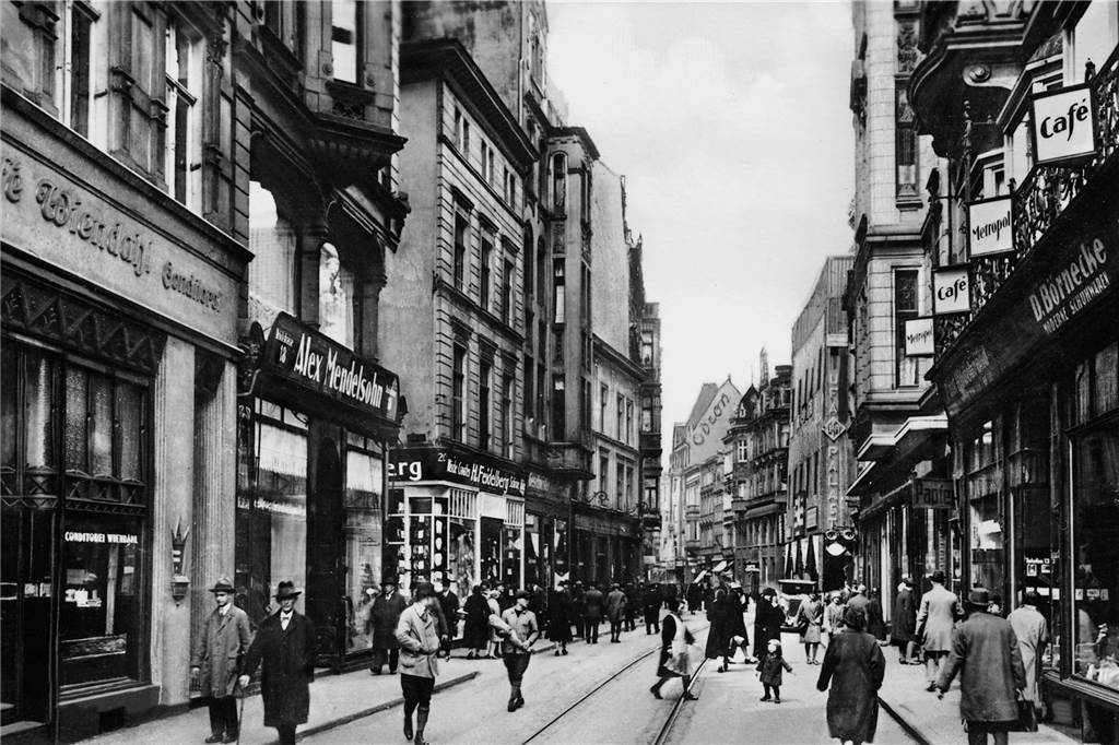 „St. Pauli im Kleinen“: Wo in Dortmund oft bis 4 Uhr nachts was los ist So sah es in der Brückstraße vor 100 Jahren aus. Auch damals gab es neben Geschäften schon viel Gastronomie und Vergnügungsbetriebe.