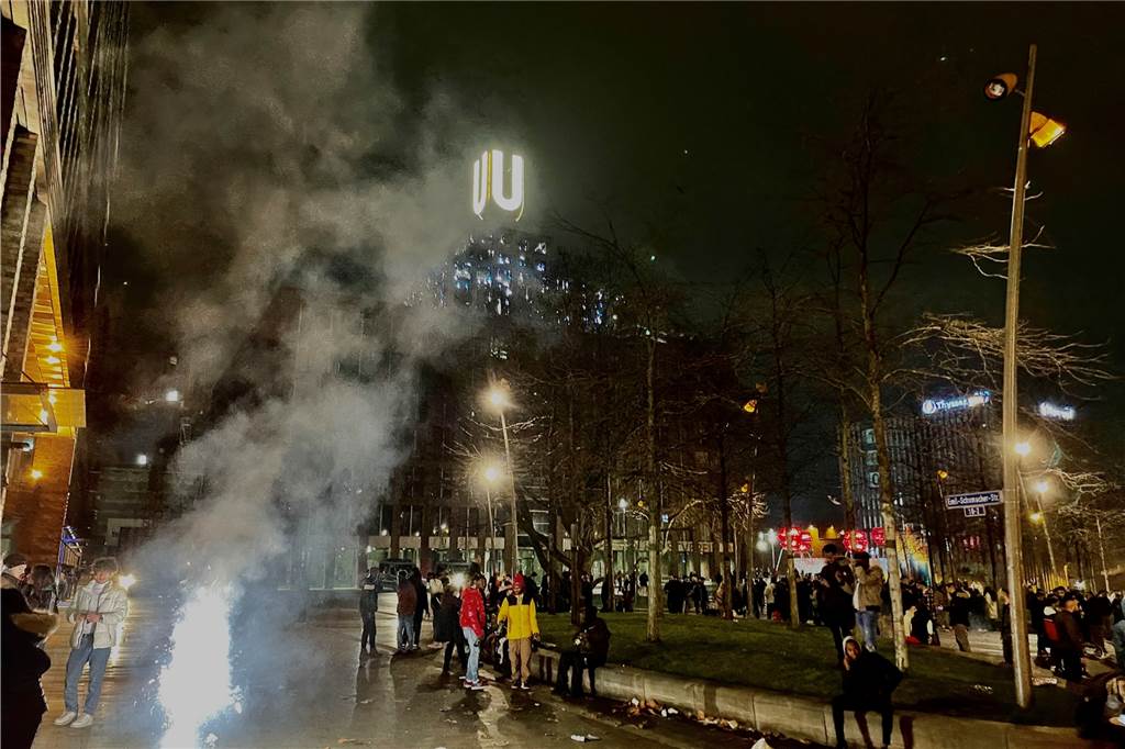 So sah es in der vergangenen Silvesternacht am Dortmunder U aus. Dort war keine Böllerverbotszone. Diesmal dürfen zum Jahreswechsel wieder überall in der Stadt Feuerwerkskörper gezündet werden.