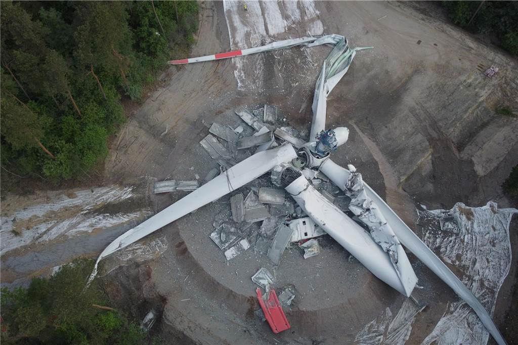 Windrad sackte innerhalb von Sekunden in sich zusammen Das gesprengte Windrad aus der Vogelperspektive