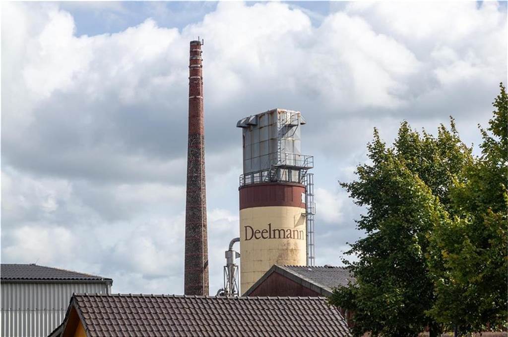 Abriss eines Südlohner Wahrzeichens: Deelmann-Schornstein ist Geschichte So sah es noch Mitte September aus: Die Erinnerung an diesen Anblick werden vor allem die vielen ehemaligen Mitarbeiter behalten.