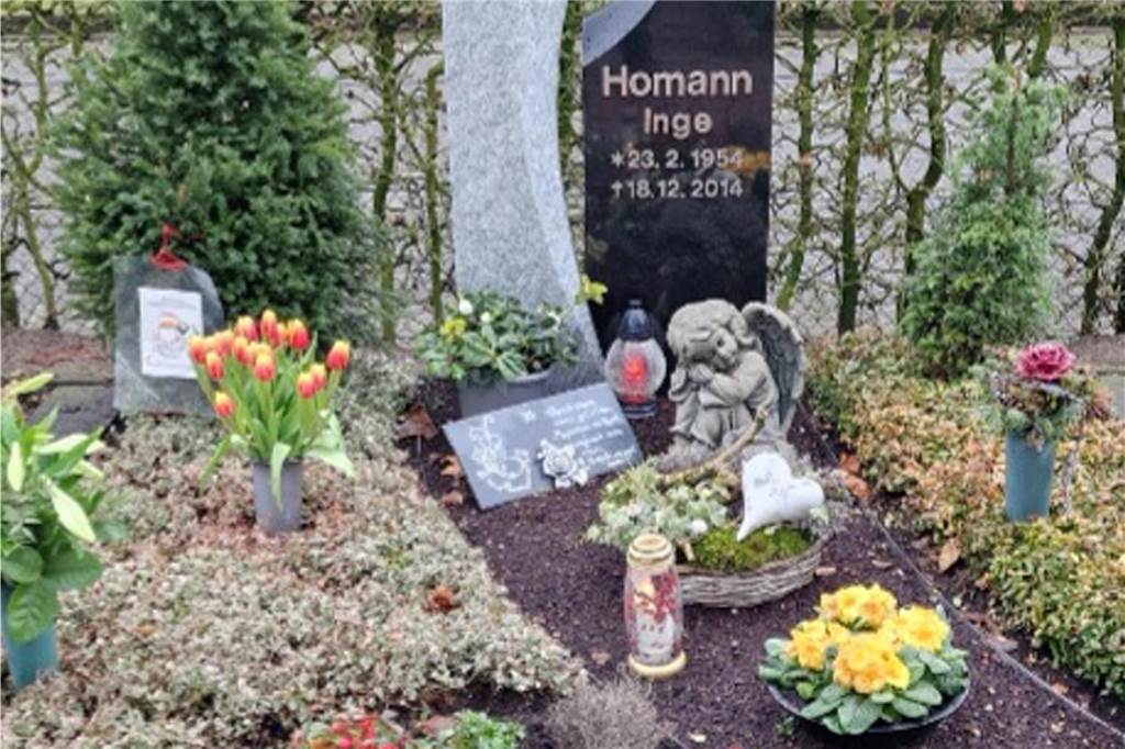 Franz Homann ist traurig und sauer: Diebe klauen Engel vom Grab Ein Grab mit einem Engel, der vor einem Grabstein sitzt.