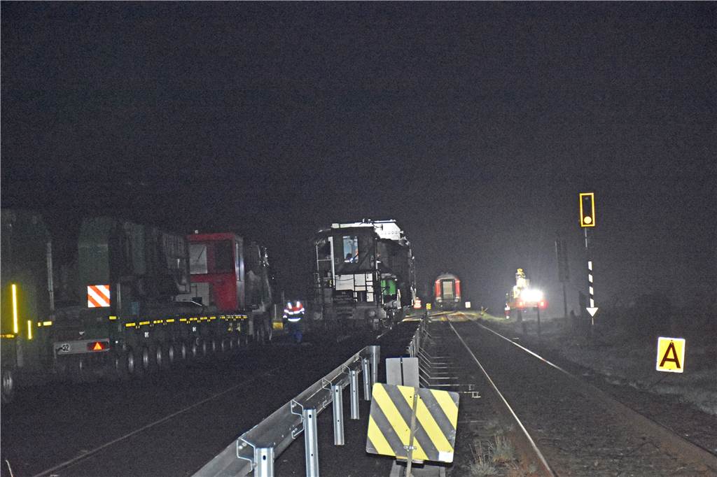Mit Video und vielen Fotos: Echtes Schwergewicht auf dem Weg nach Asbeck Um 0.45 Uhr, am frühen Mittwochmorgen, stand der Tragschnabelwagen mit der Drossel bereits auf dem Nebengleis. Bis hierher hat alles reibungslos geklappt, die Verantwortlichen sind zufrieden. In den Mittagstunden wird die Drossel umgeladen auf die Schwerlaststraßenfahrzeuge und dann in der Nacht nach Asbeck transportiert.