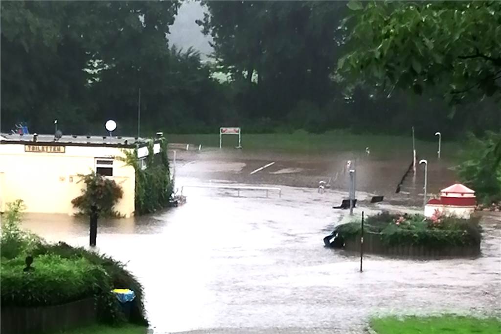 Freibad Wellinghofen: Becken nach drei Tagen fertig geputzt, aber die Technik streikt So sah es unmittelbar nach dem Unwetter auf dem Gelände des Freibades aus. Wenn den Becken war nichts mehr zu sehen.