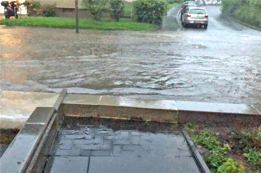 Starkregen führt am Stortsweg regelmäßig zu Stress – Anwohner sind genervt So sah es vor der Kita nach dem letzten großen Unwetter aus. Die neue Mauer hielt das meiste Wasser ab.
