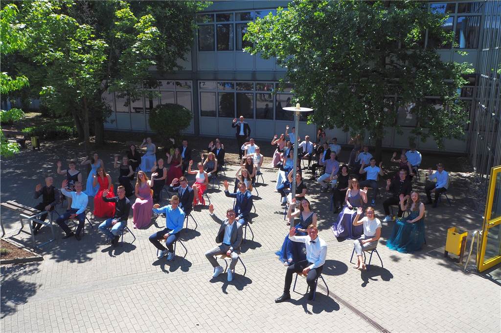 So läuft in Selm in Coronazeiten die Prüfungsvorbereitung an Schulen So sah es während der Abiturfeier 2020 am Selmer Gymnasium aus: Die Abiturienten wurden in mehreren Gruppen und mit gebotenem Abstand verabschiedet. Das könnte wegen der Coronakrise auch in diesem Jahr so sein.