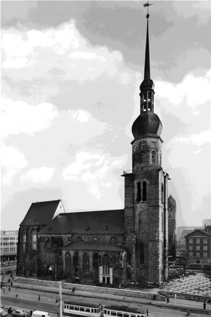 Wie die Reinoldikirche zu ihrem ungewöhnlichen Turmhelm kam So sah (und sieht) die Reinoldikirche nach dem Wiederaufbau aus.