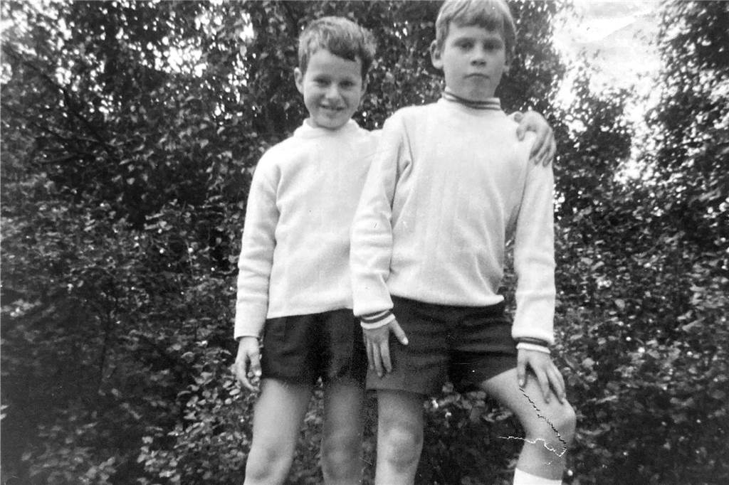 Beste Freunde: Gemeinsam in den Kindergarten, gemeinsam in die Rente Zwei Jungen