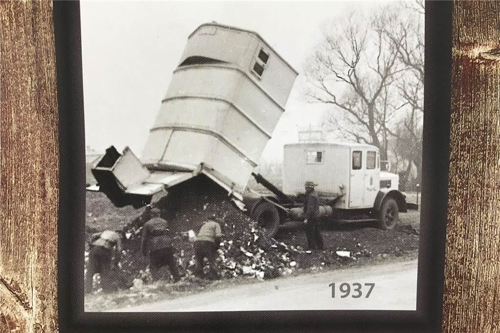 Müllabfuhr ist jetzt 90 Jahre alt: 1929 waren 6200 Ringtonnen und zwei Laster im Einsatz So sahen die ersten Großraum-Müllfahrzeuge aus, die in der Stadt Castrop-Rauxel in den 30er-Jahren im Einsatz waren.