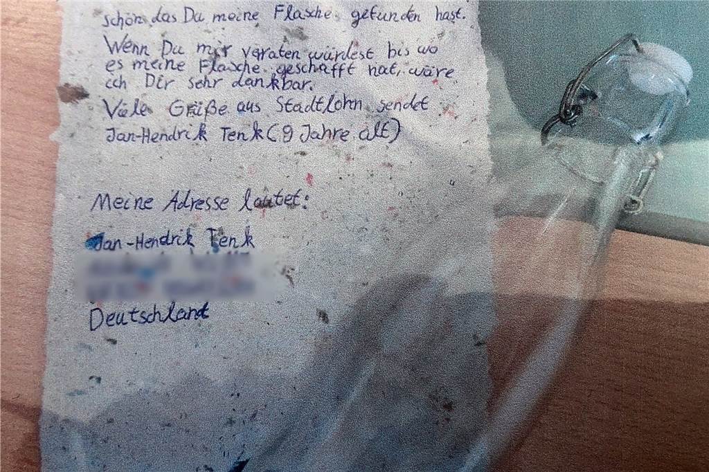 Flaschenpost aus Stadtlohn kehrt nach 1317 Tagen an Absender zurück So sahen die Flasche und der Brief aus, bevor sie der Berkel übergeben wurden.