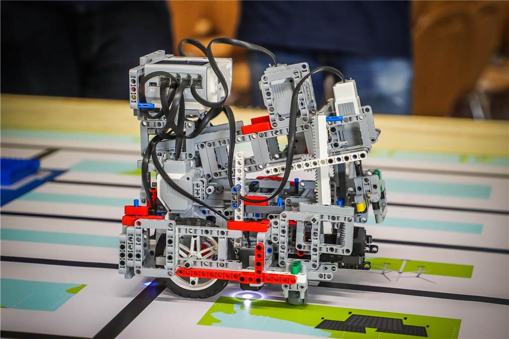38 regionale Schüler-Teams stürzten sich in Nette in den Roboter-Wettkampf So sahen die Roboter aus.