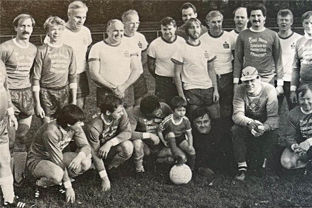 Spieler stellen sich zum Mannschaftsfoto auf.