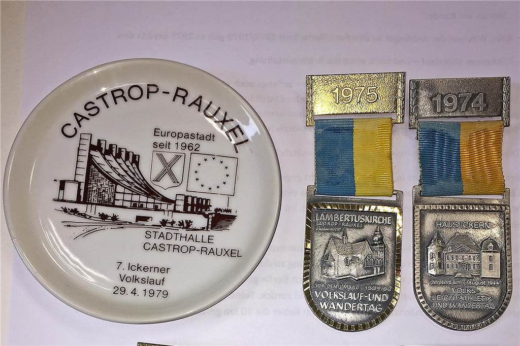 Soldaten halfen großem Sport-Event in Castrop-Rauxel auf die Sprünge: Schummlern wurden Handwerk gelegt So sahen in den Anfangsjahren des Ickerner Volkslaufes die Trophäen aus: Teller und Medaillen mit Motiven - teilweise auch historisch - aus dem Stadtgebiet.