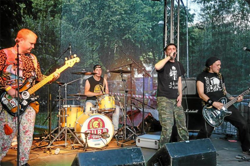"Bunt statt braun" - die große Programm-Übersicht So sah‘s bei einem der vergangenen Bunt-statt-Braun-Konzerte in der Jugendfreizeitstätte Brauks aus. Unser Foto zeigt die Band "Grabowskis".