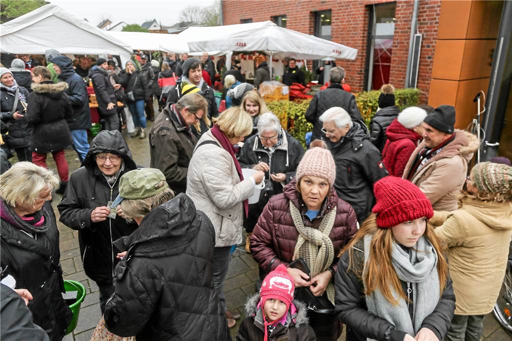 Christstollen für Afrika: Spendenaktion soll Christkindlmarkt ersetzen So sah‘s in früheren Jahren beim Christkindlmarkt der St. Clemens-Gemeinde in Brackel aus. Ein solches Bild wird es in diesem Jahr definitiv nicht geben