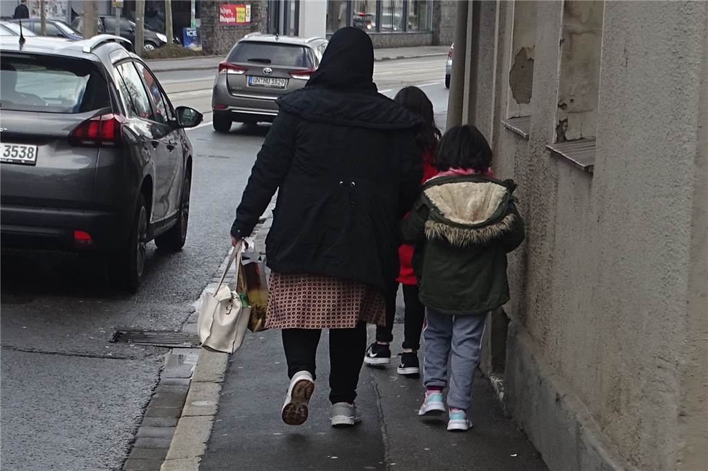 Bizarrer Streit um Tische und Stühle vor dem Imbiss My Döner So schmal ist der Gehweg stellenweise in Brackel
