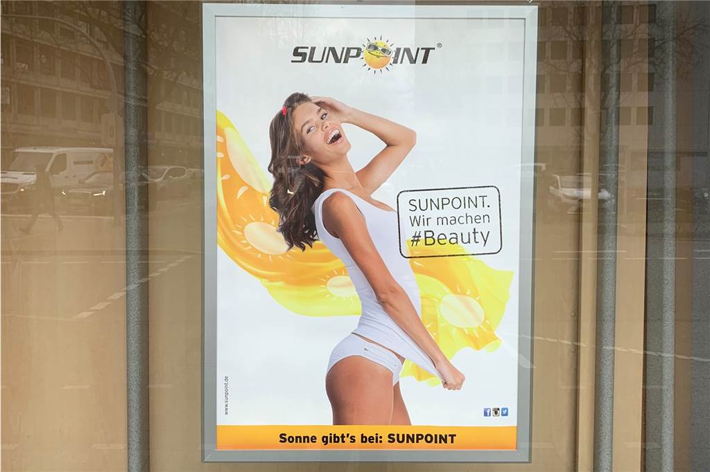 „Liege im eigenen Saft“: Ein Besuch im Sonnenstudio als Selbsttest So schön gebräunt und fröhlich wie die Dame auf der Sonnenbank-Werbung möchte unsere Autorin auch sein.