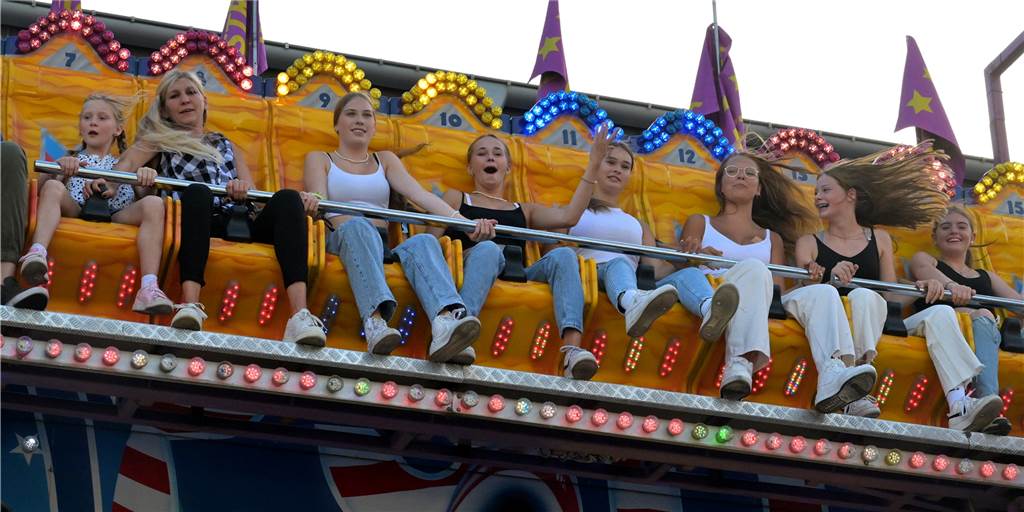 Mit Videos und Fotos: So schön ist die Jacobi-Kirmes 2022 in Ascheberg Menschen fahren mit einem Karussell.