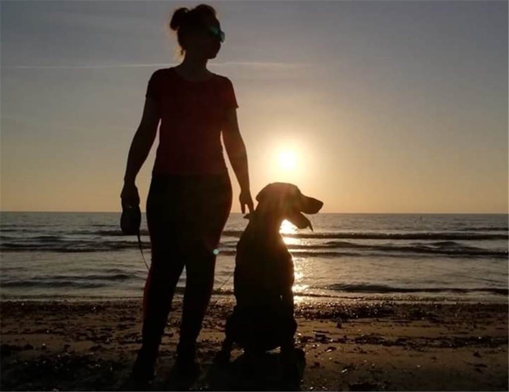 Sonja Lanfer (32): Stadtlohnerin verlor mit elf ihr Herz an den Dobermann So schön sind die Sonnenuntergänge an der Berkel nicht: Sonja Lanfer am Strand von Vada.