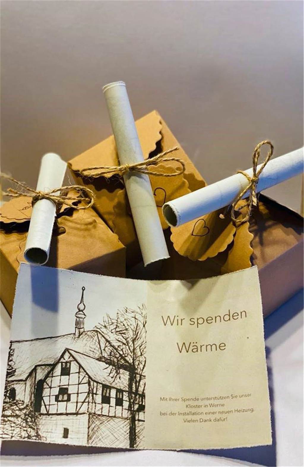 Spende von AFG-Schülerinnen mit zwei Jahren Verspätung am Ziel So schön verpackt zeigten sich damals die Kerzen.