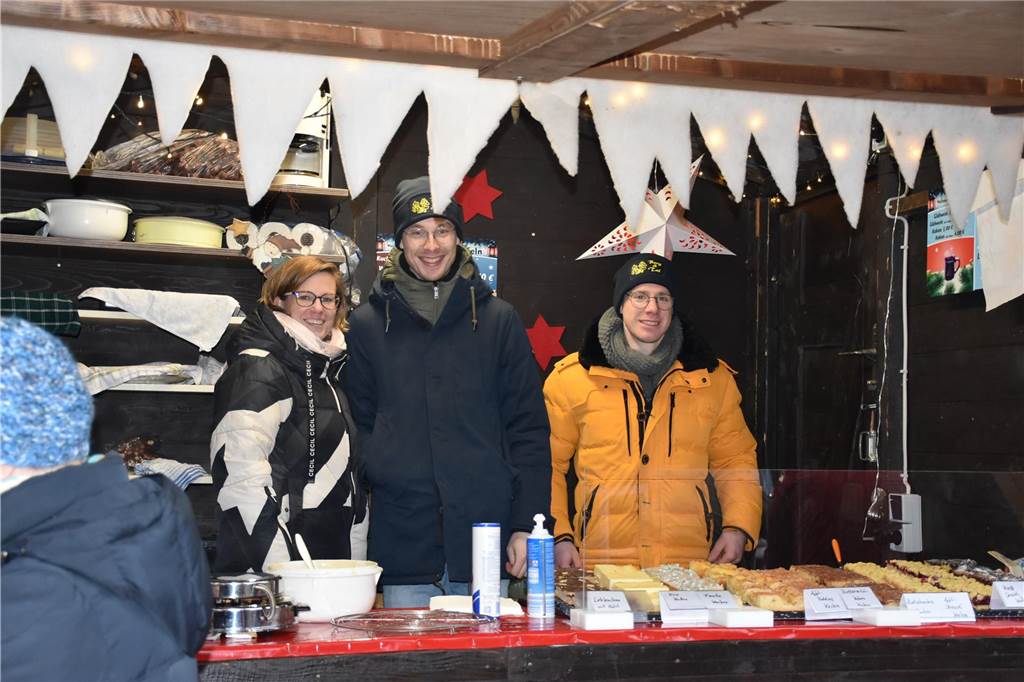 Menschen feiern auf dem Weihnachtsmarkt auf Hof Lenz in Ascheberg 2024.