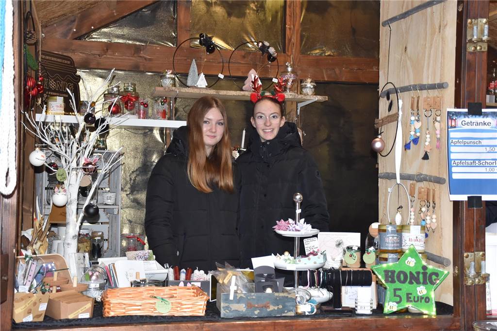 Menschen feiern auf dem Weihnachtsmarkt auf Hof Lenz in Ascheberg 2024.