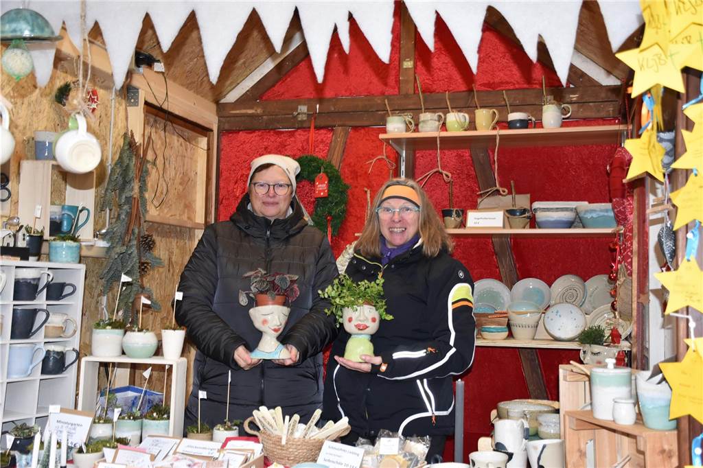 Menschen feiern auf dem Weihnachtsmarkt auf Hof Lenz in Ascheberg 2024.