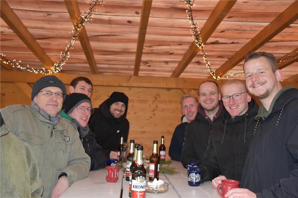 Menschen feiern auf dem Weihnachtsmarkt auf Hof Lenz in Ascheberg 2024.