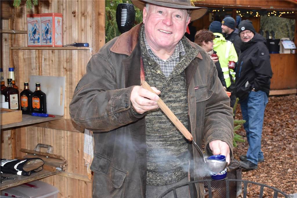 Menschen feiern auf dem Weihnachtsmarkt auf Hof Lenz in Ascheberg 2024.