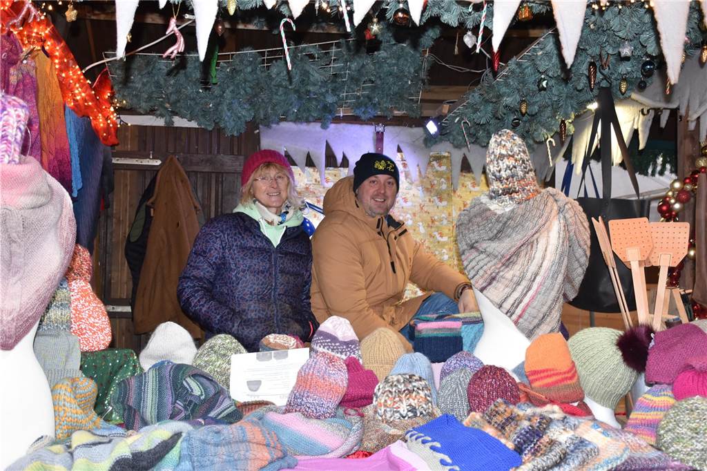 Menschen feiern auf dem Weihnachtsmarkt auf Hof Lenz in Ascheberg 2024.