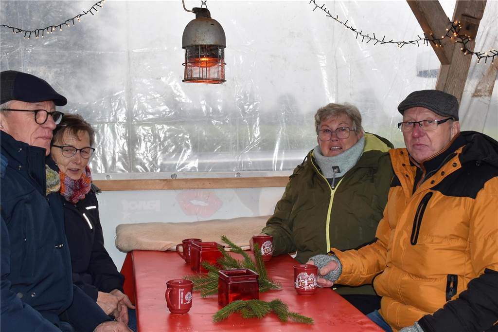 Menschen feiern auf dem Weihnachtsmarkt auf Hof Lenz in Ascheberg 2024.