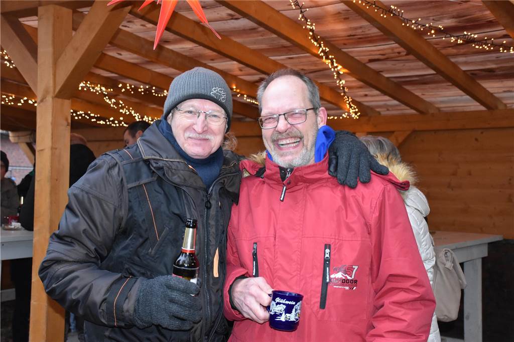 Menschen feiern auf dem Weihnachtsmarkt auf Hof Lenz in Ascheberg 2024.
