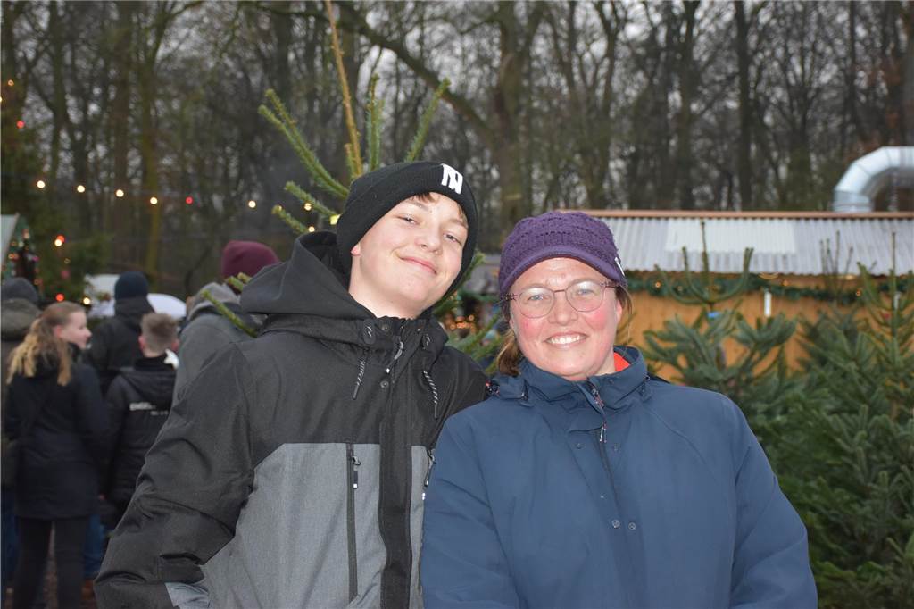 Menschen feiern auf dem Weihnachtsmarkt auf Hof Lenz in Ascheberg 2024.