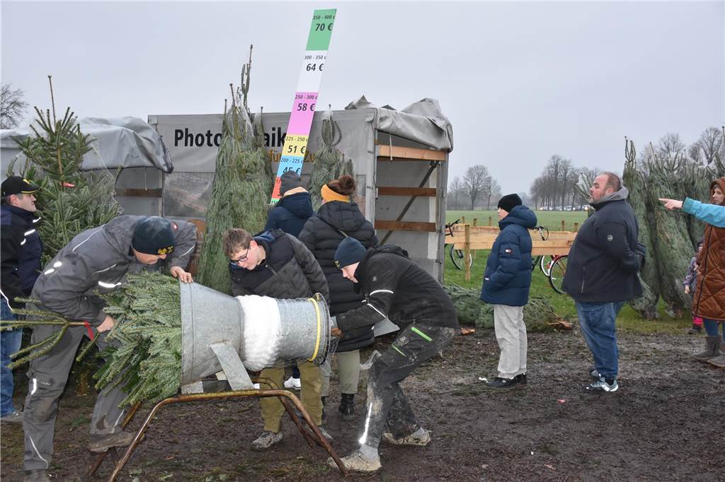 Menschen feiern auf dem Weihnachtsmarkt auf Hof Lenz in Ascheberg 2024.