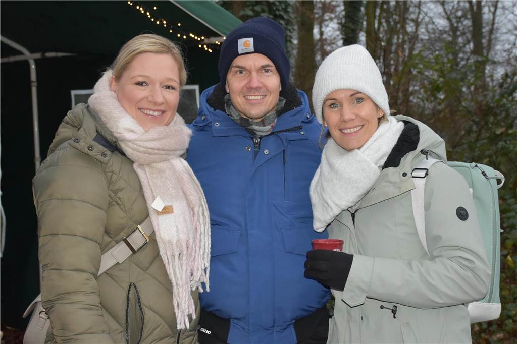 Menschen feiern auf dem Weihnachtsmarkt auf Hof Lenz in Ascheberg 2024.